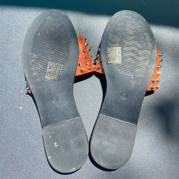 Ideal Shoes- Spiked slip-on slide sandals - Orange - Picture 3 of 4